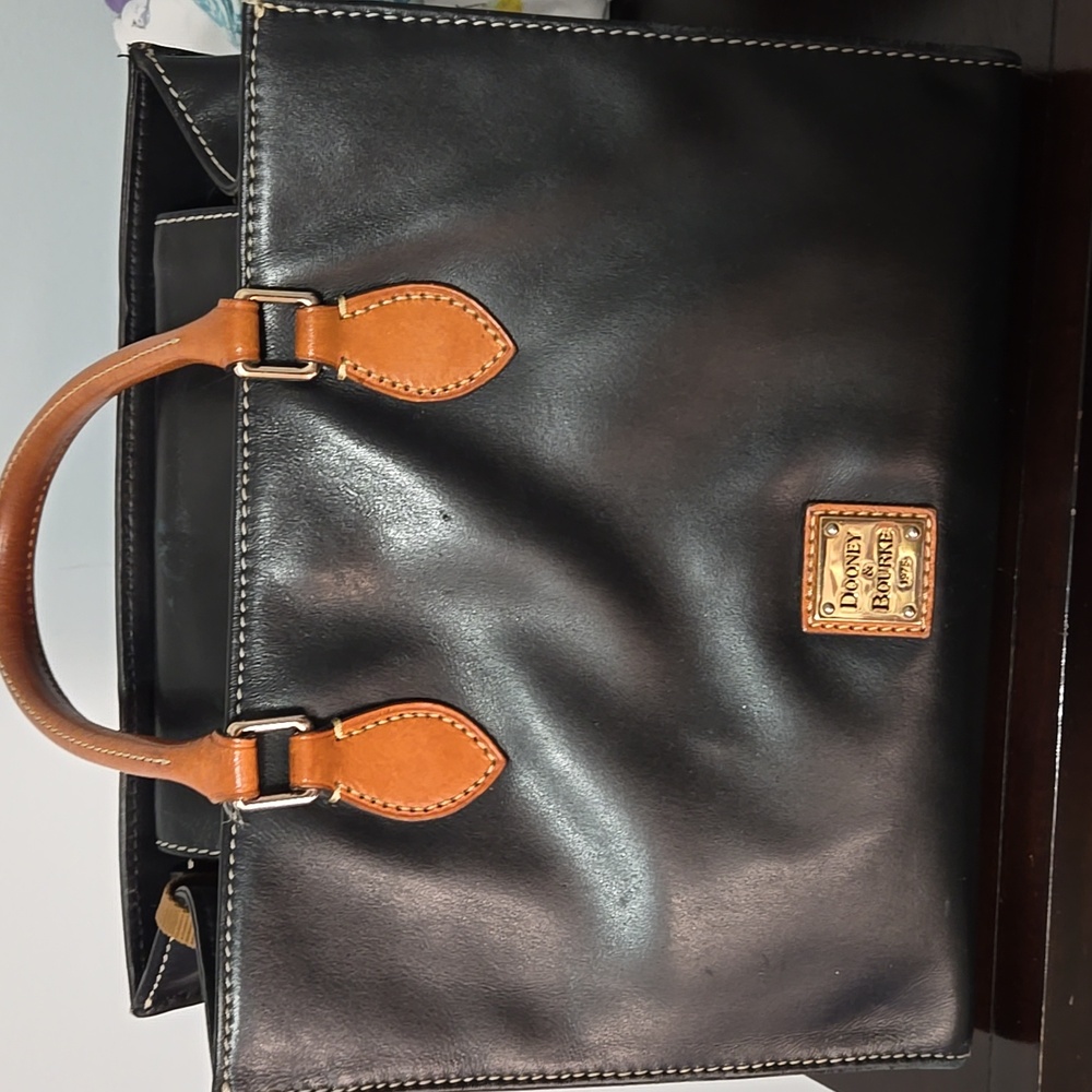 Dooney medium Satchel  patent leather !!